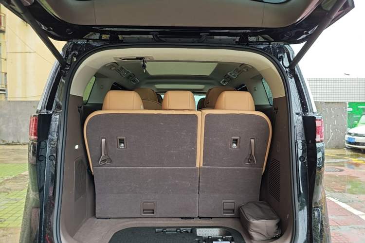 Used Denza D9 2022 DM-i 970 Four-Wheel Drive Flagship Model Trunk