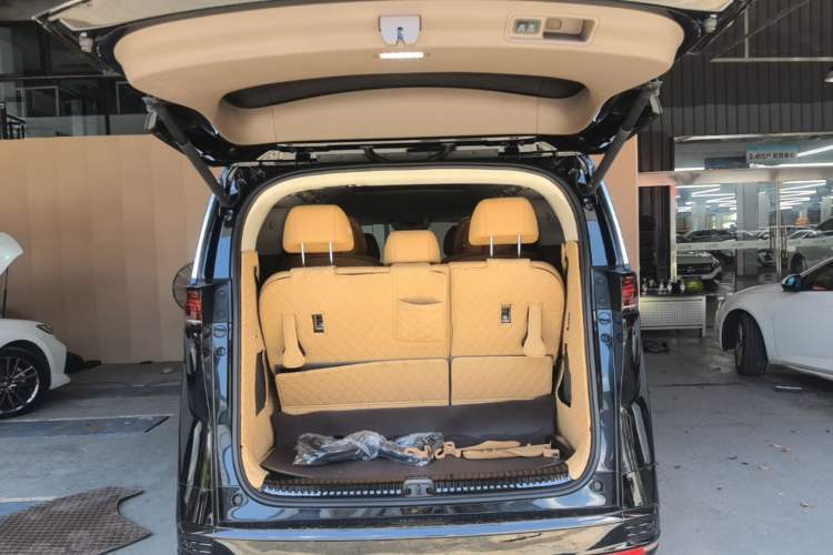 Used Denza D9 2022 DM-i 970 Four-Wheel Drive Flagship Model Trunk