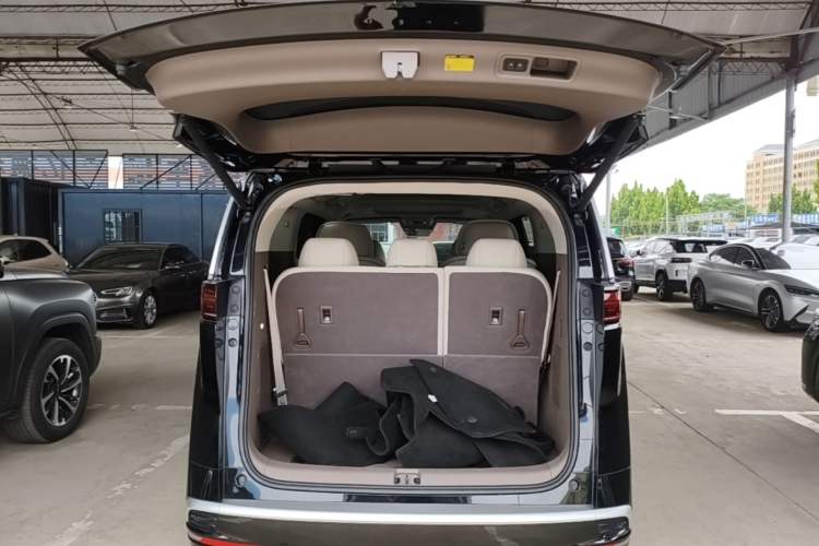 Used Denza D9 2022 DM-i 970 Four-Wheel Drive Prestige Model Trunk