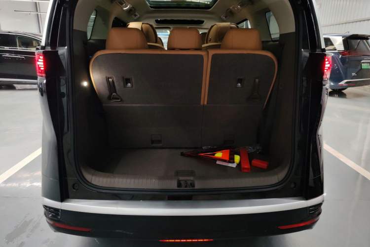 Used Denza D9 2022 EV 600 Four-Wheel Drive Flagship Model Trunk