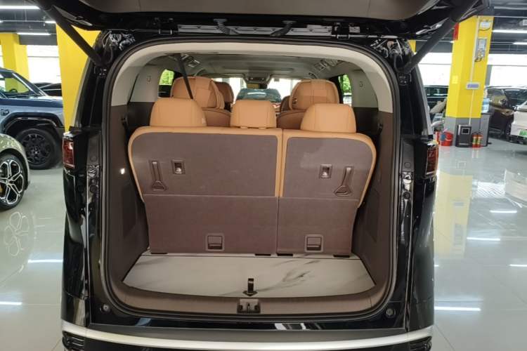 Used Denza D9 2022 DM-i 970 Four-Wheel Drive Flagship Model Trunk
