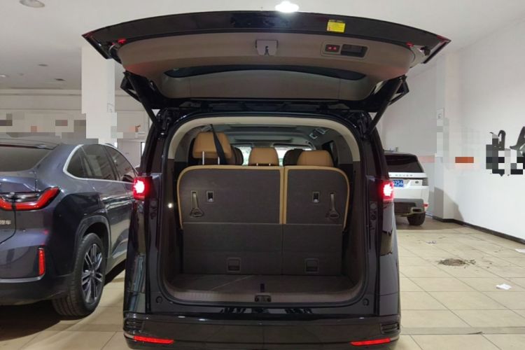 Used Denza D9 2022 DM-i 970 Four-Wheel Drive Flagship Model Trunk