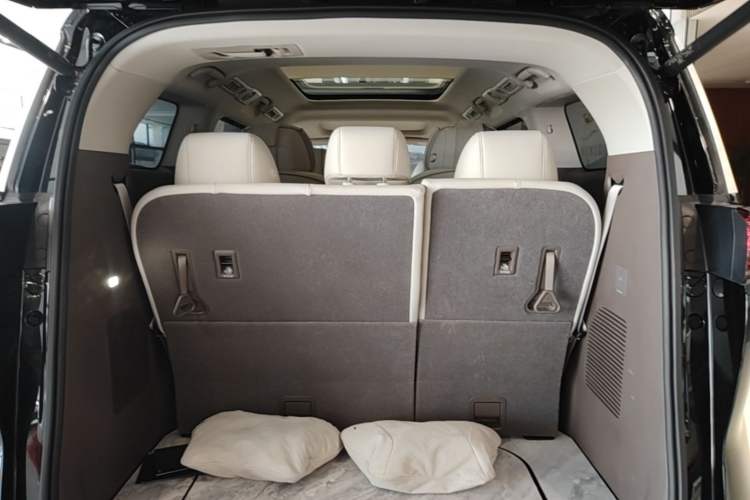 Used Denza D9 2022 DM-i 1040 Prestige Model Trunk