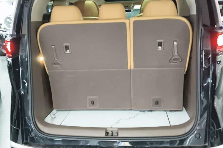 Used Denza D9 2022 DM-i 970 Four-Wheel Drive Flagship Model Trunk