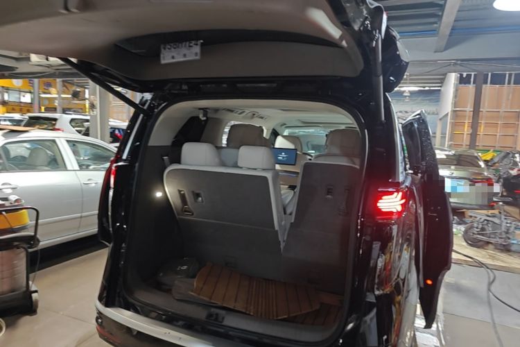 Used Denza D9 2022 DM-i 970 Four-Wheel Drive Flagship Model Trunk