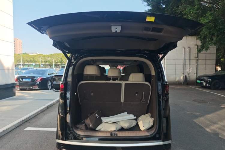 Used Denza D9 2022 DM-i 1040 Prestige Model Trunk