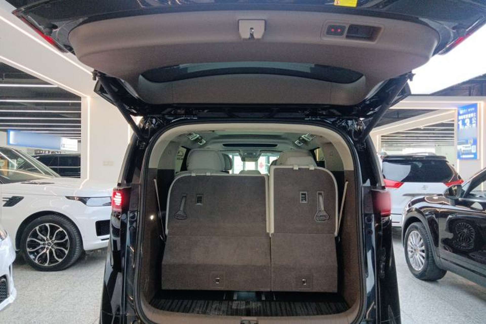 Used Denza D9 2022 DM-i 970 Four-Wheel Drive Flagship Model Trunk