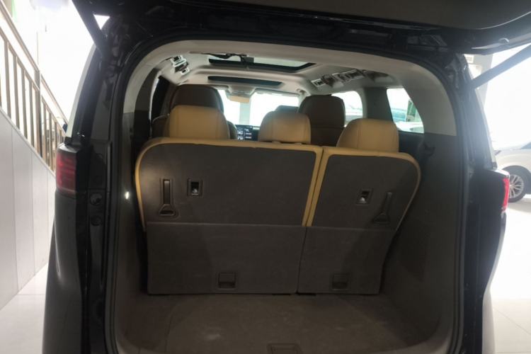 Used Denza D9 2022 DM-i 1040 Prestige Model Trunk