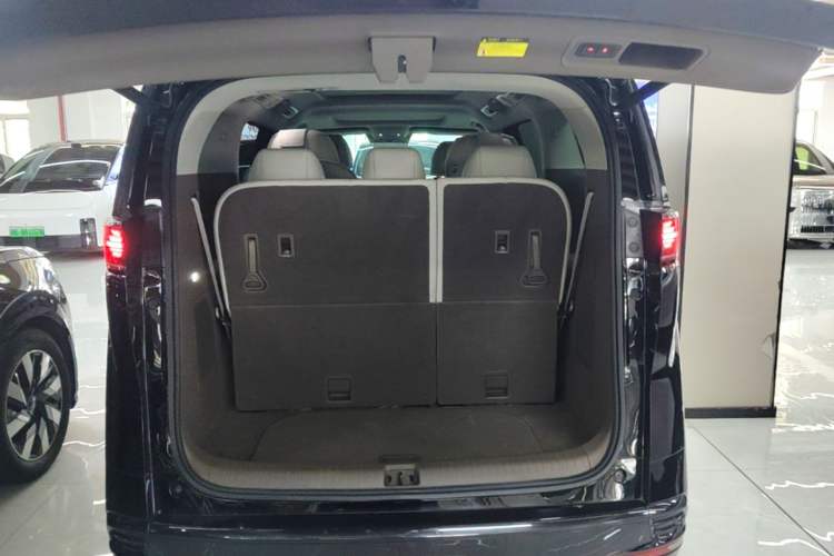 Used Denza D9 2022 DM-i 970 Four-Wheel Drive Prestige Model Trunk