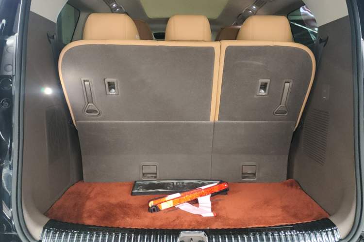 Used Denza D9 2022 DM-i 970 Four-Wheel Drive Flagship Model Trunk