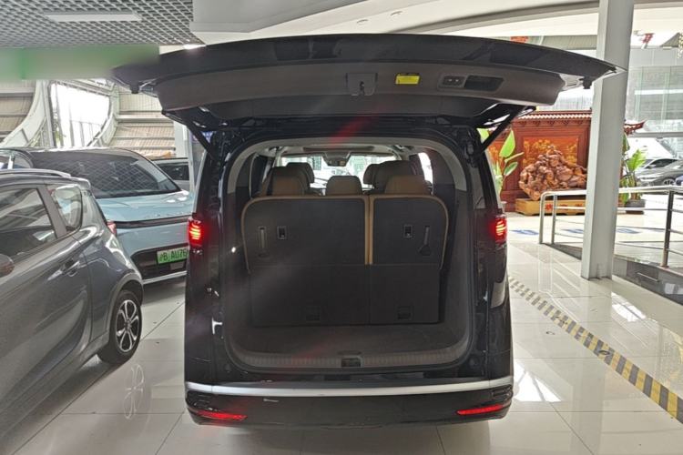 Used Denza D9 2022 EV 620 Prestige Model Trunk