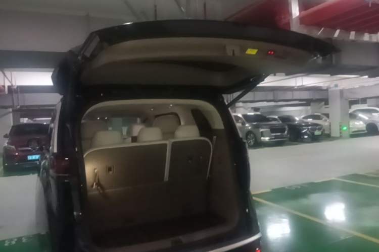 Used Denza D9 2022 DM-i 970 Four-Wheel Drive Flagship Model Trunk