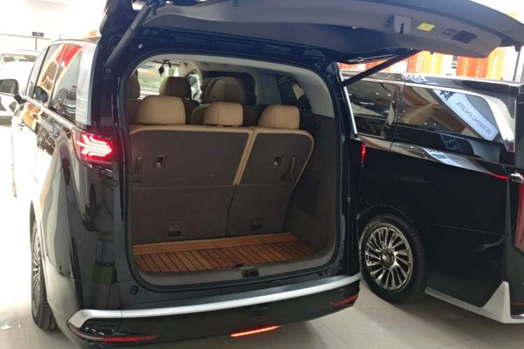 Used Denza D9 2022 DM-i 1040 Prestige Model Trunk