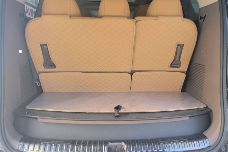 Used Denza D9 2022 DM-i 970 Four-Wheel Drive Prestige Model Trunk