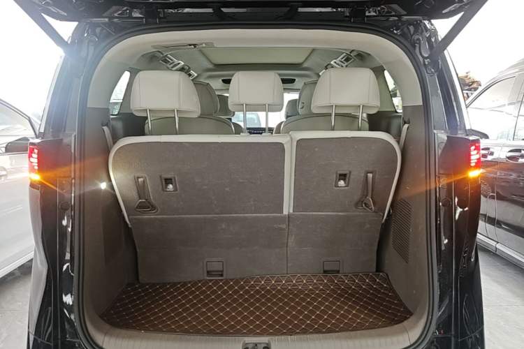 Used Denza D9 2022 DM-i 970 Four-Wheel Drive Flagship Model Trunk