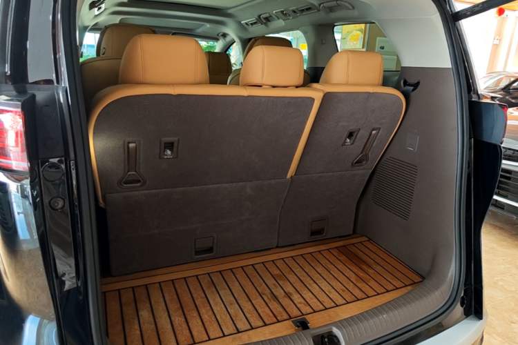 Used Denza D9 2022 DM-i 1040 Prestige Model Trunk
