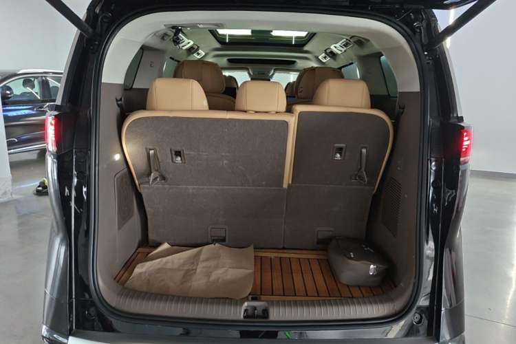 Used Denza D9 2022 DM-i 970 Four-Wheel Drive Flagship Model Trunk
