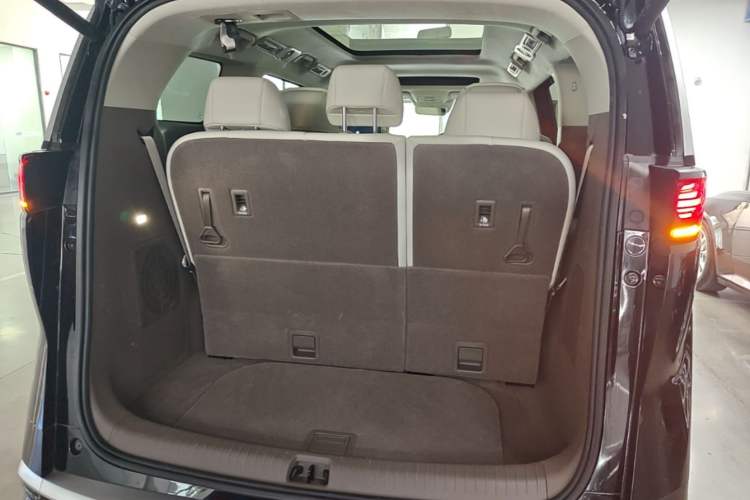 Used Denza D9 2022 DM-i 970 Four-Wheel Drive Flagship Model Trunk