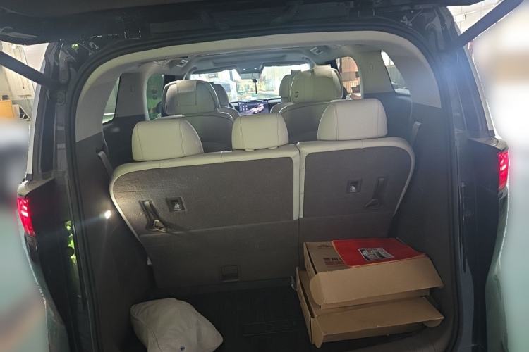Used Denza D9 2022 EV 620 Prestige Model Trunk