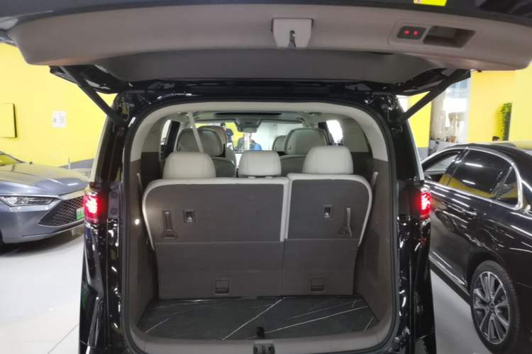 Used Denza D9 2022 DM-i 970 Four-Wheel Drive Flagship Model Trunk