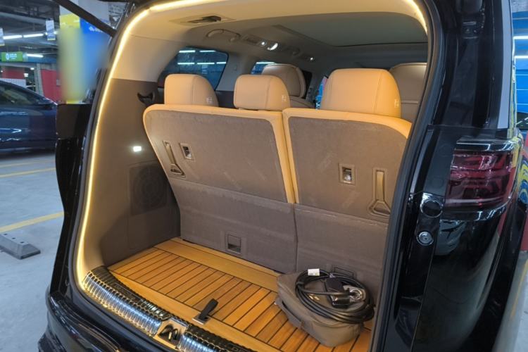 Used Denza D9 2022 DM-i 1040 Prestige Model Trunk
