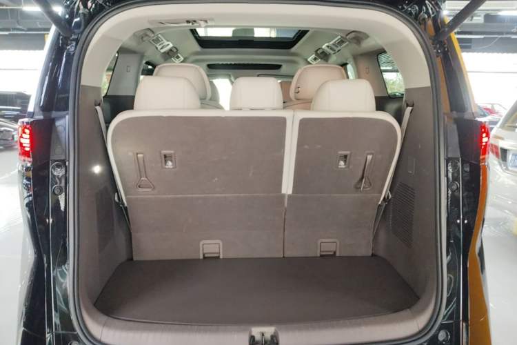 Used Denza D9 2022 DM-i 970 Four-Wheel Drive Prestige Model Trunk