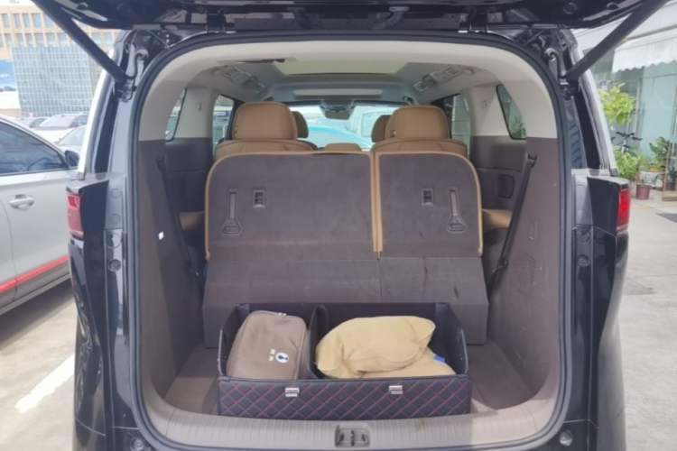 Used Denza D9 2022 DM-i 1040 Prestige Model Trunk