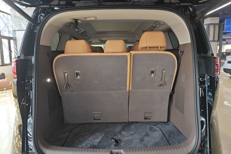 Used Denza D9 2022 DM-i 1040 Prestige Model Trunk