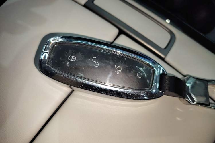 Used Denza D9 2022 DM-i 970 Four-Wheel Drive Prestige Model Vehicle Key