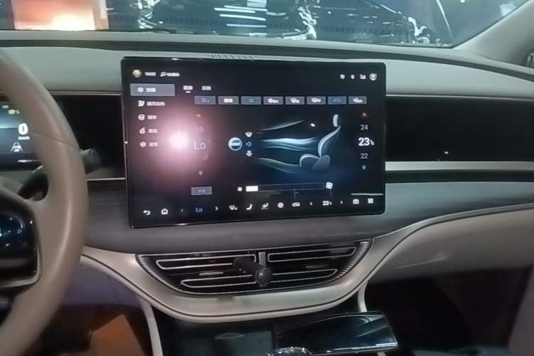Used Denza D9 2022 DM-i 970 Four-Wheel Drive Prestige Model Audio And AC Panel