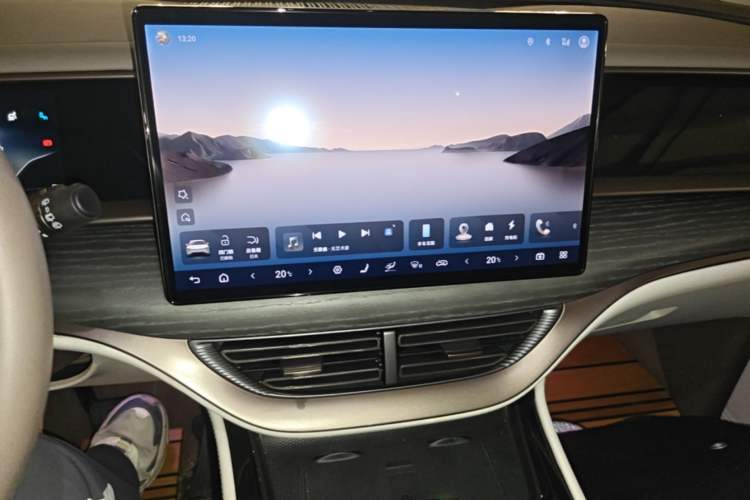 Used Denza D9 2022 DM-i 970 Four-Wheel Drive Prestige Model Audio And AC Panel
