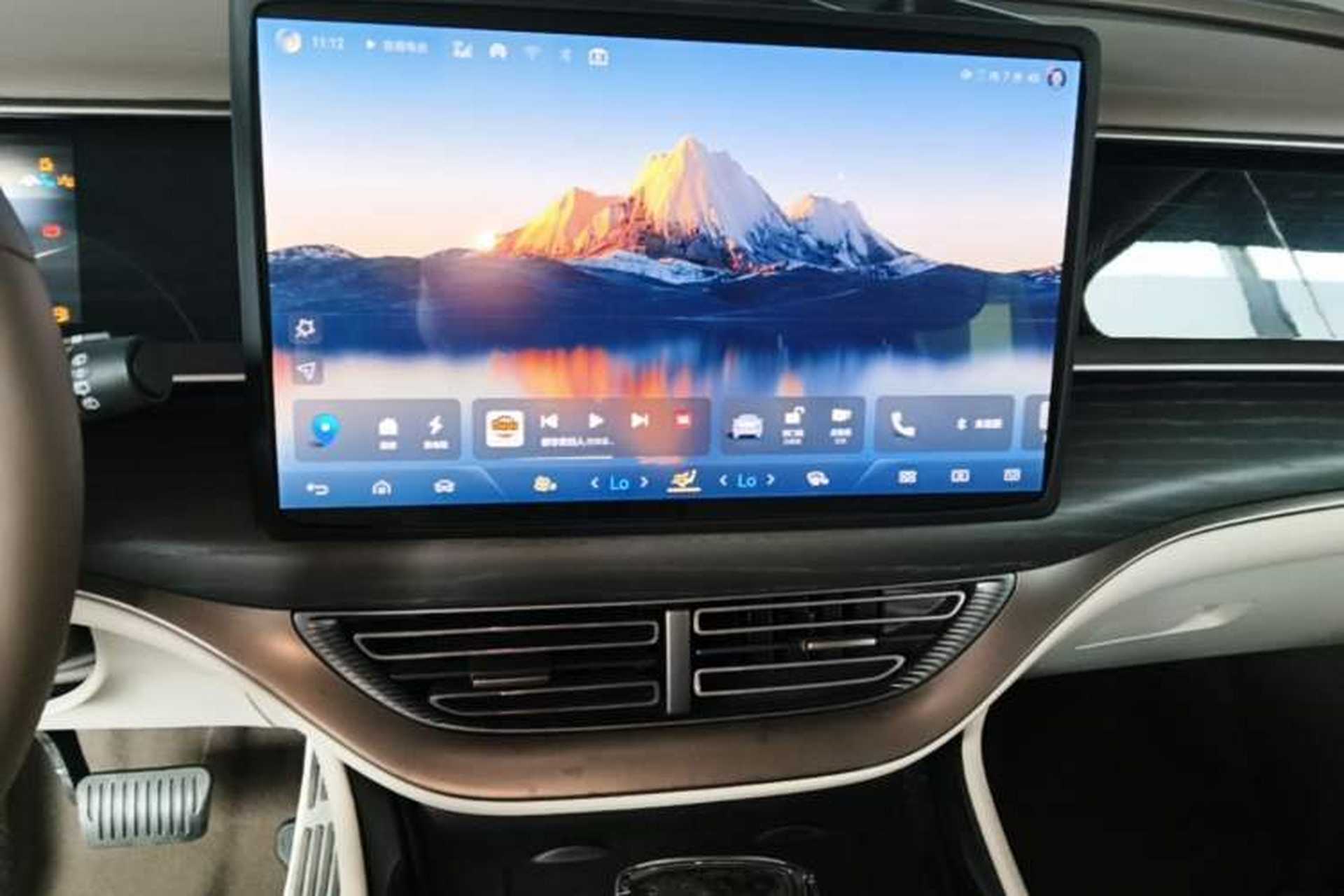 Used Denza D9 2022 DM-i 970 Four-Wheel Drive Flagship Model Audio And AC Panel