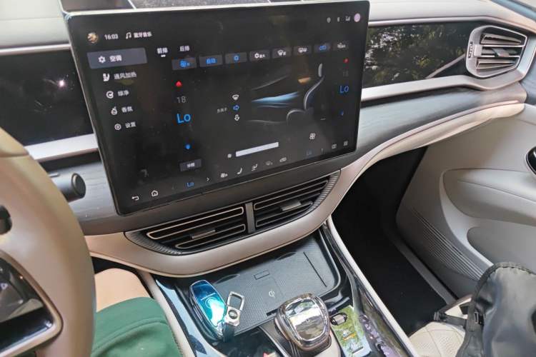 Used Denza D9 2022 DM-i 970 Four-Wheel Drive Flagship Model Audio And AC Panel