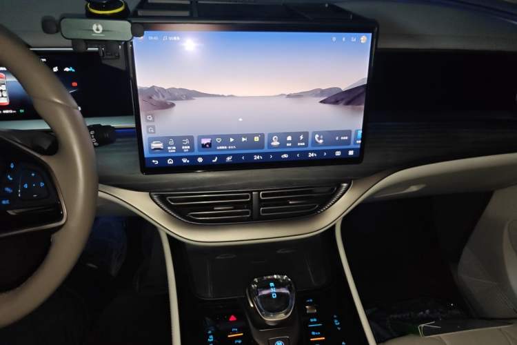 Used Denza D9 2022 DM-i 970 Four-Wheel Drive Flagship Model Audio And AC Panel