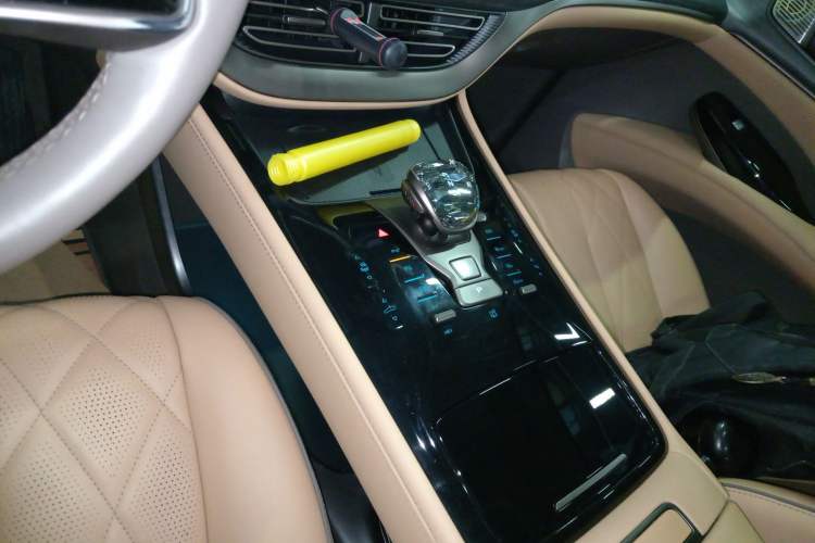 Used Denza D9 2022 DM-i 970 Four-Wheel Drive Flagship Model Audio And AC Panel