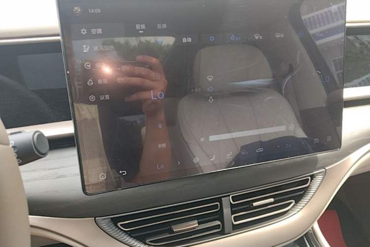 Used Denza D9 2022 DM-i 970 Four-Wheel Drive Flagship Model Audio And AC Panel