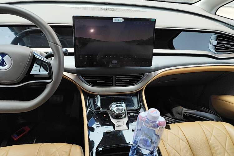 Used Denza D9 2022 DM-i 970 Four-Wheel Drive Prestige Model Audio And AC Panel