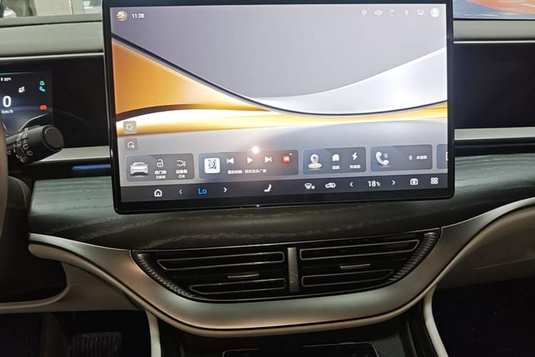 Used Denza D9 2022 DM-i 970 Four-Wheel Drive Flagship Model Audio And AC Panel