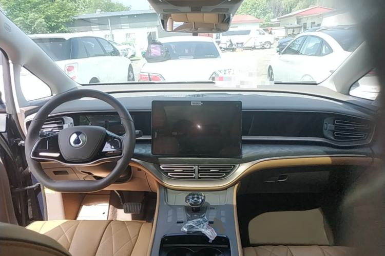 Used Denza D9 2022 DM-i 1040 Prestige Model Center Console