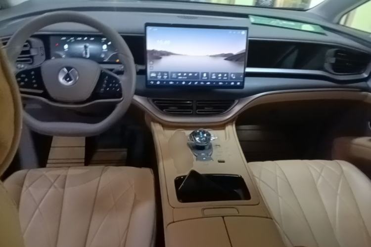 Used Denza D9 2022 DM-i 970 Four-Wheel Drive Flagship Model Center Console