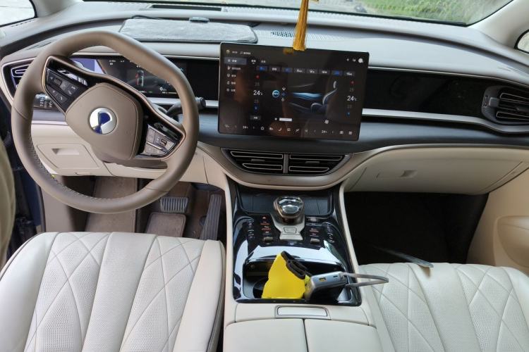 Used Denza D9 2022 DM-i 970 Four-Wheel Drive Prestige Model Center Console