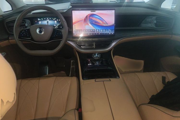 Used Denza D9 2022 DM-i 1040 Prestige Model Center Console