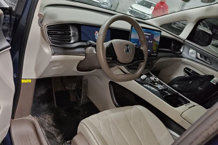 Used Denza D9 2022 DM-i 970 Four-Wheel Drive Flagship Model Center Console