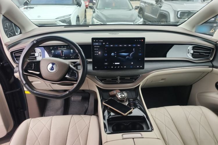 Used Denza D9 2022 DM-i 970 Four-Wheel Drive Prestige Model Center Console