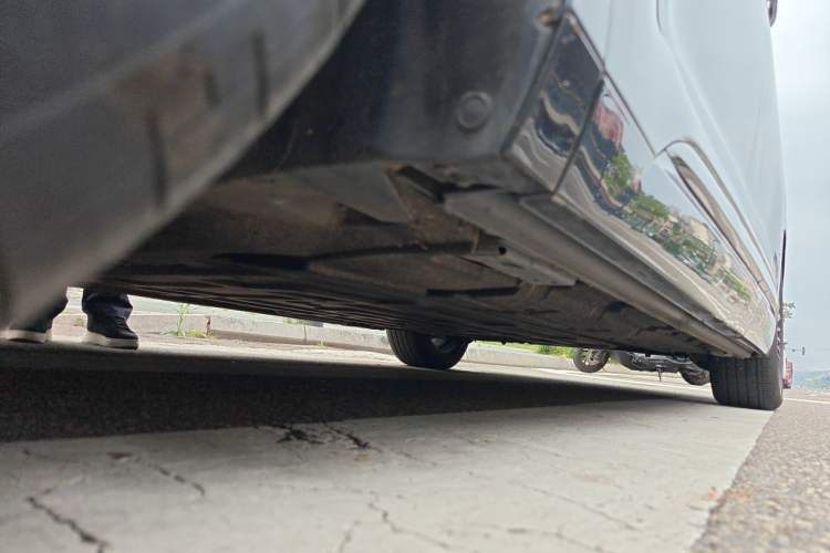 Used Denza D9 2022 DM-i 1040 Prestige Model Chassis Front Left