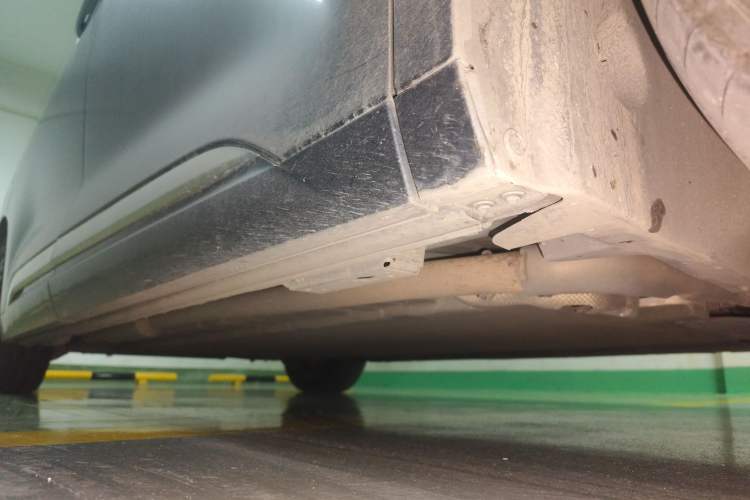 Used Denza D9 2022 DM-i 1040 Prestige Model Chassis Front Right