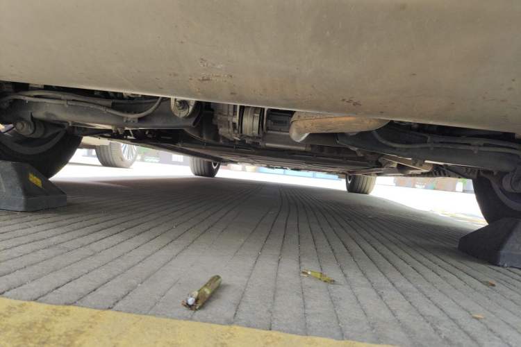 Used Denza D9 2022 DM-i 970 Four-Wheel Drive Prestige Model Chassis Rear