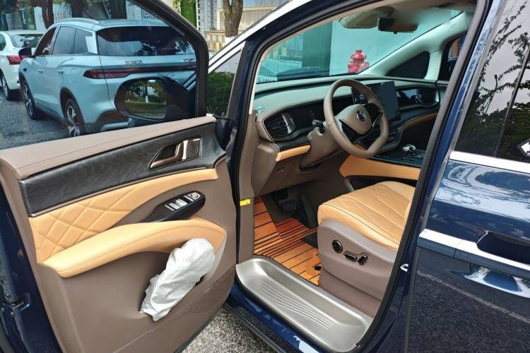 Used Denza D9 2022 DM-i 1040 Prestige Model Driver Seat