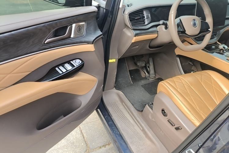 Used Denza D9 2022 DM-i 1040 Prestige Model Driver Seat