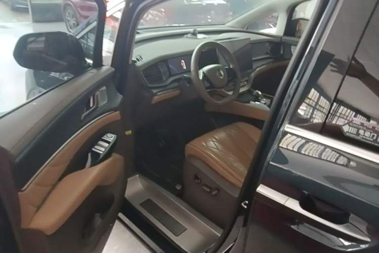 Used Denza D9 2022 DM-i 970 Four-Wheel Drive Prestige Model Driver Seat